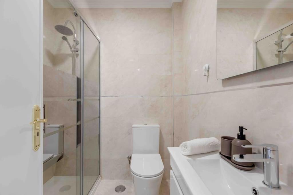 קלוז Lovely 3-Bedroom Condo W/ Free Parking On Premises מראה חיצוני תמונה