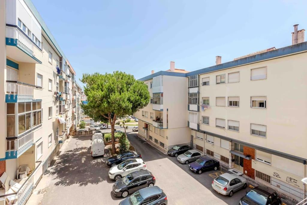 קלוז Lovely 3-Bedroom Condo W/ Free Parking On Premises מראה חיצוני תמונה