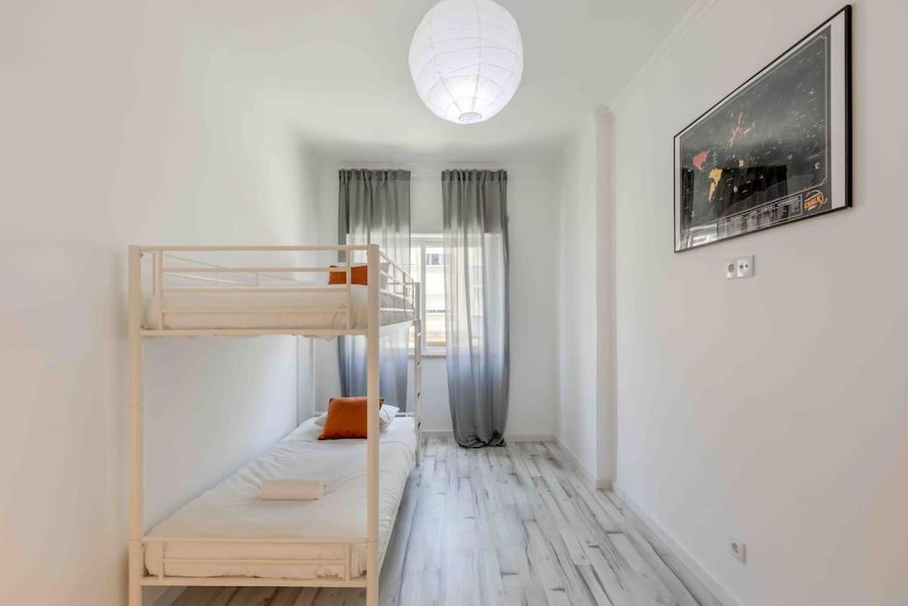קלוז Lovely 3-Bedroom Condo W/ Free Parking On Premises מראה חיצוני תמונה