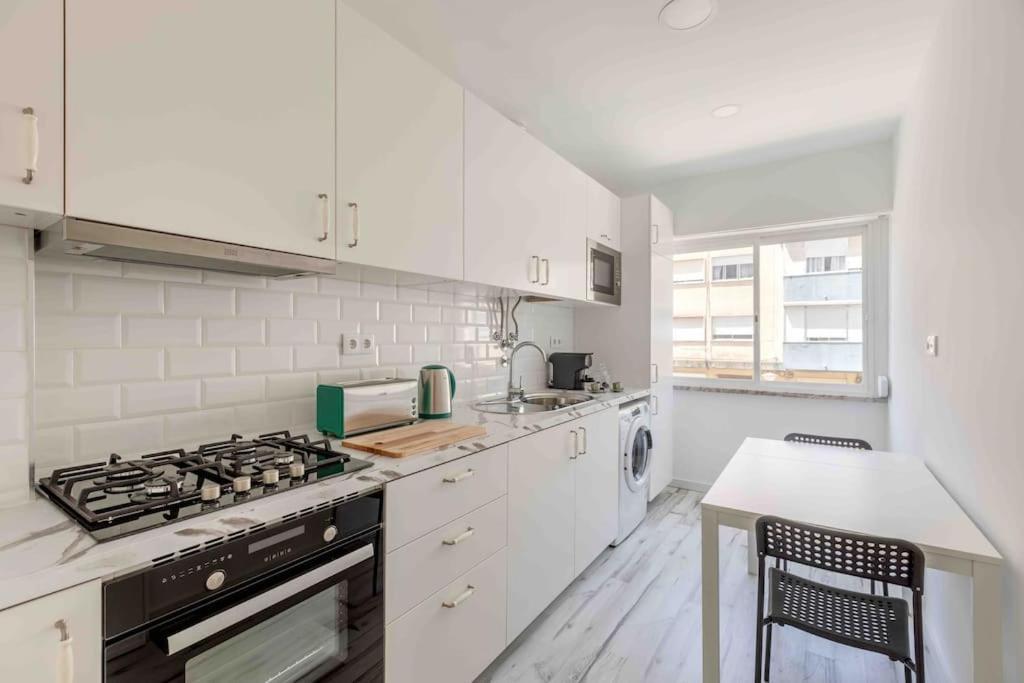 קלוז Lovely 3-Bedroom Condo W/ Free Parking On Premises מראה חיצוני תמונה