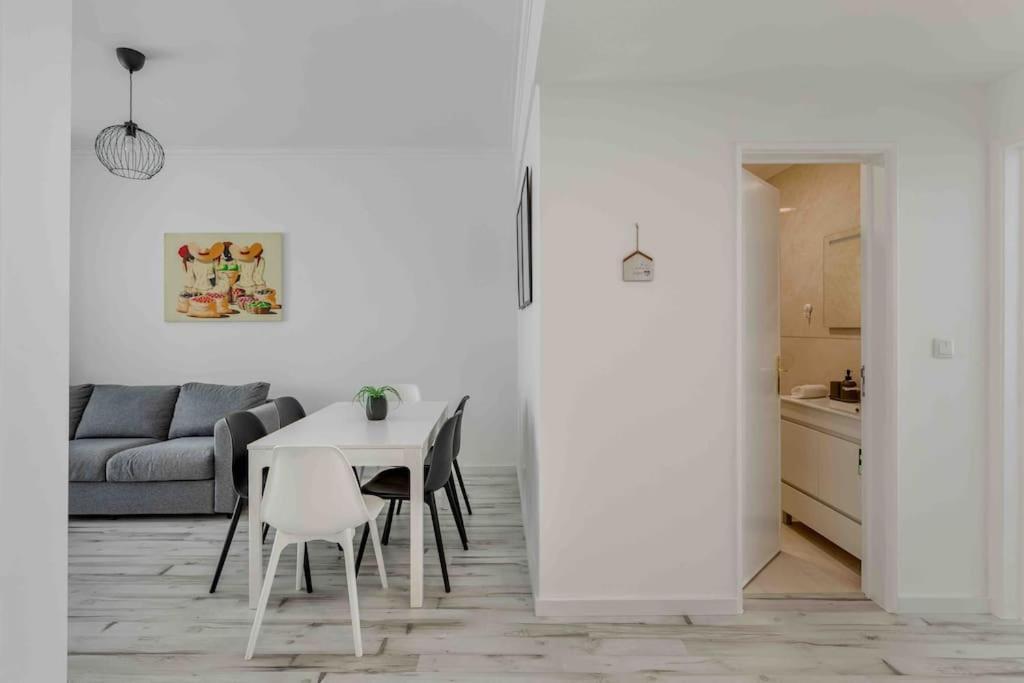 קלוז Lovely 3-Bedroom Condo W/ Free Parking On Premises מראה חיצוני תמונה