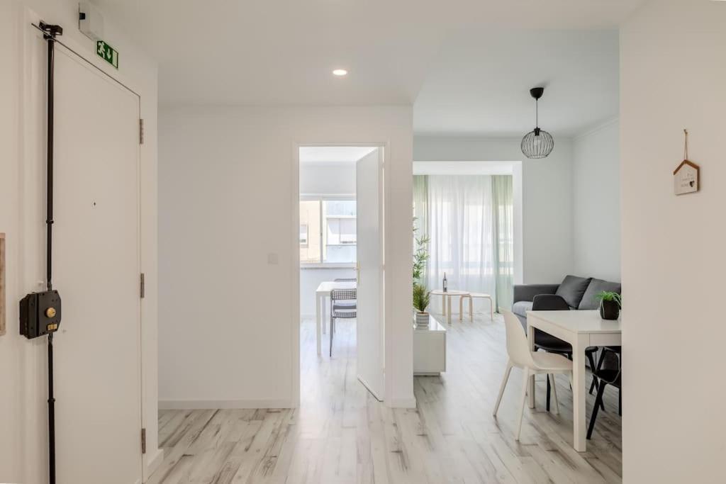 קלוז Lovely 3-Bedroom Condo W/ Free Parking On Premises מראה חיצוני תמונה