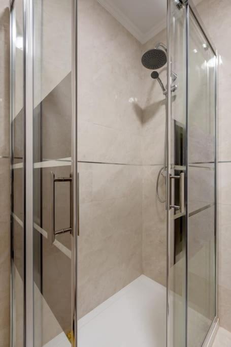 קלוז Lovely 3-Bedroom Condo W/ Free Parking On Premises מראה חיצוני תמונה