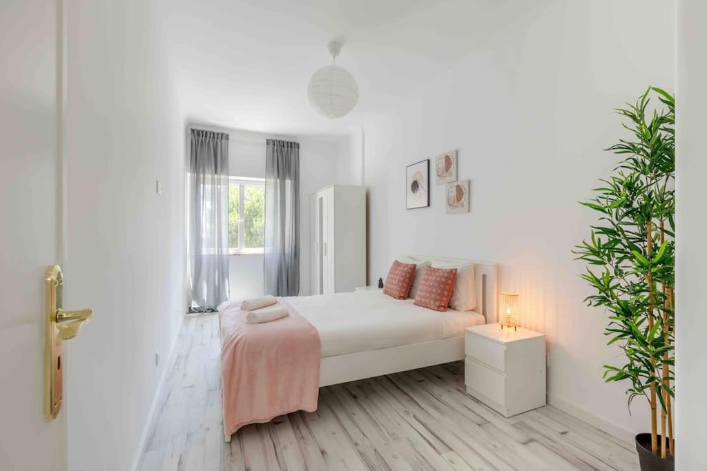 קלוז Lovely 3-Bedroom Condo W/ Free Parking On Premises מראה חיצוני תמונה