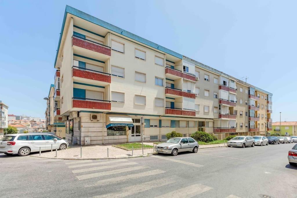 קלוז Lovely 3-Bedroom Condo W/ Free Parking On Premises מראה חיצוני תמונה