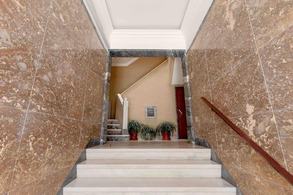 קלוז Lovely 3-Bedroom Condo W/ Free Parking On Premises מראה חיצוני תמונה