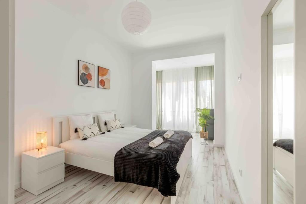 קלוז Lovely 3-Bedroom Condo W/ Free Parking On Premises מראה חיצוני תמונה